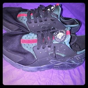 Custom Nike Air Huarache in the style of "GUCCI"